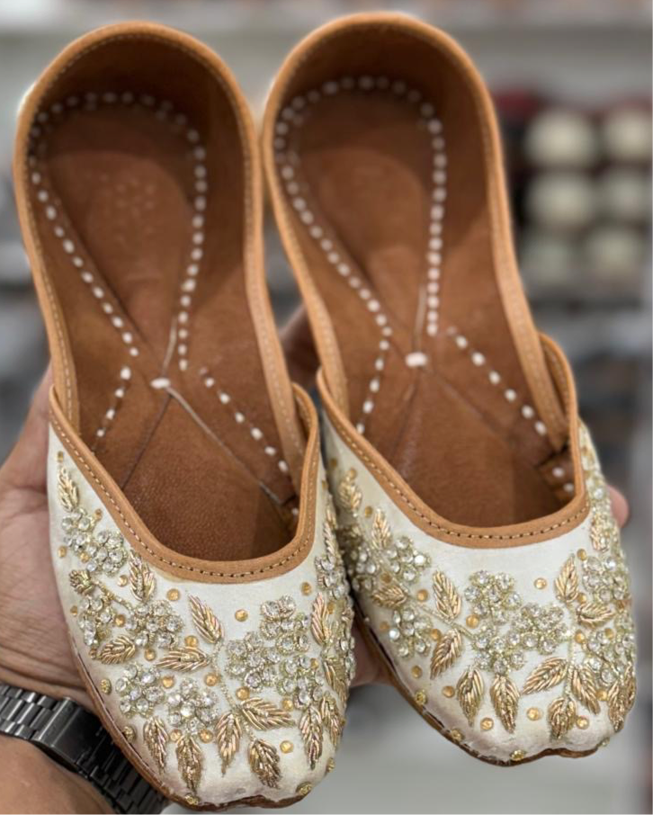 Heavy Embroidered Punjabi Jutti