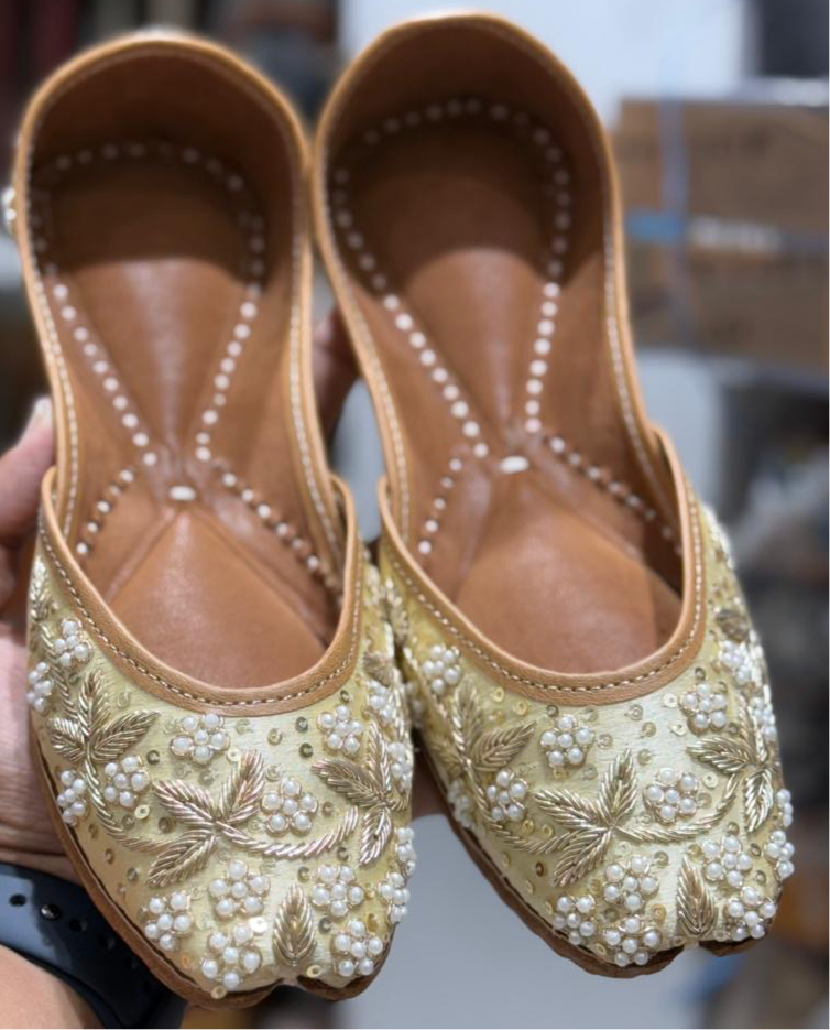 Pearl Work Punjabi Jutti