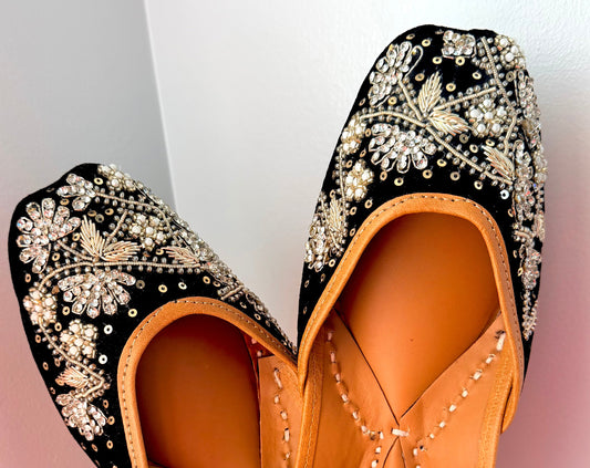 Black Embroidered Punjabi Jutti