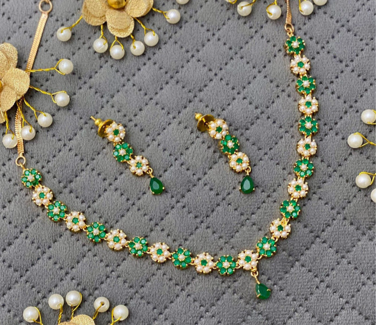 Lightweight Green Necklace Set