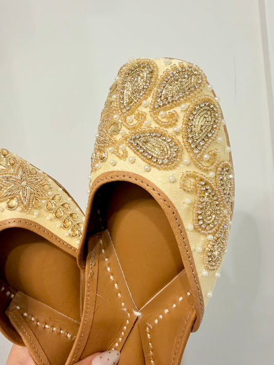 Golden Embroidered Punjabi Jutti
