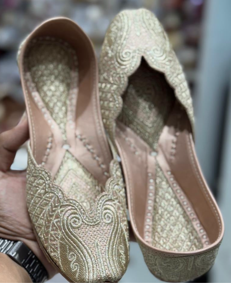 Mauve Colored Punjabi Jutti