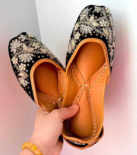 Black Embroidered Punjabi Jutti