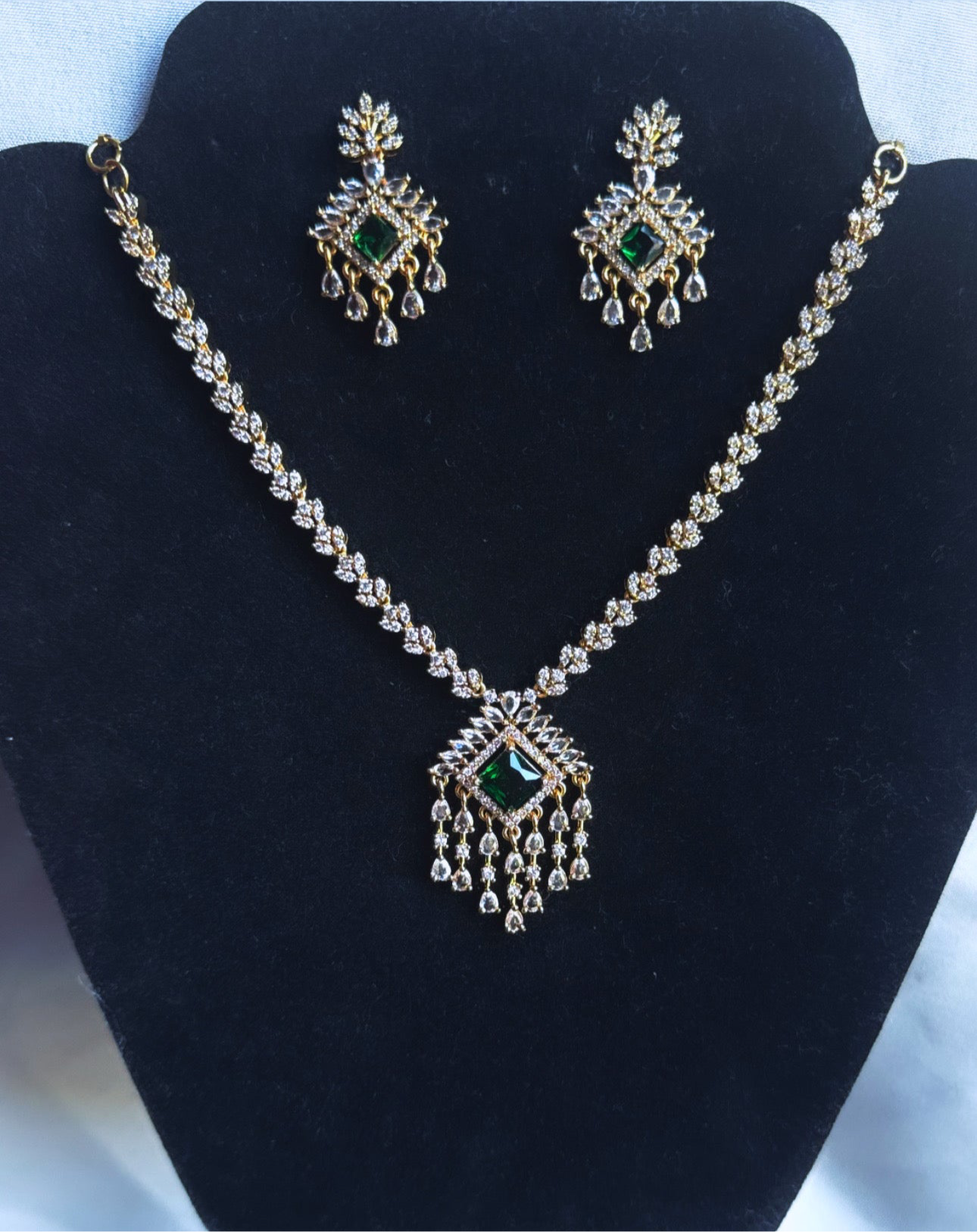 Sleek Design Necklace Set