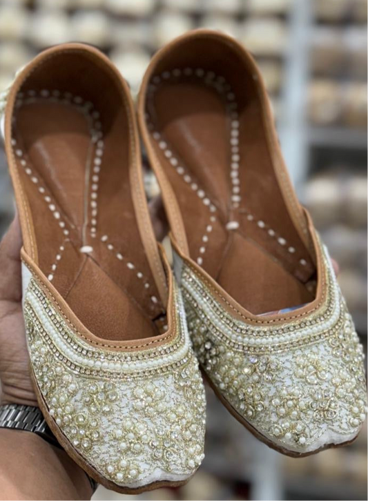 Heavy Embroidery Work Punjabi Jutti