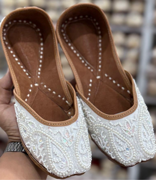 White Embroidered Punjabi Jutti
