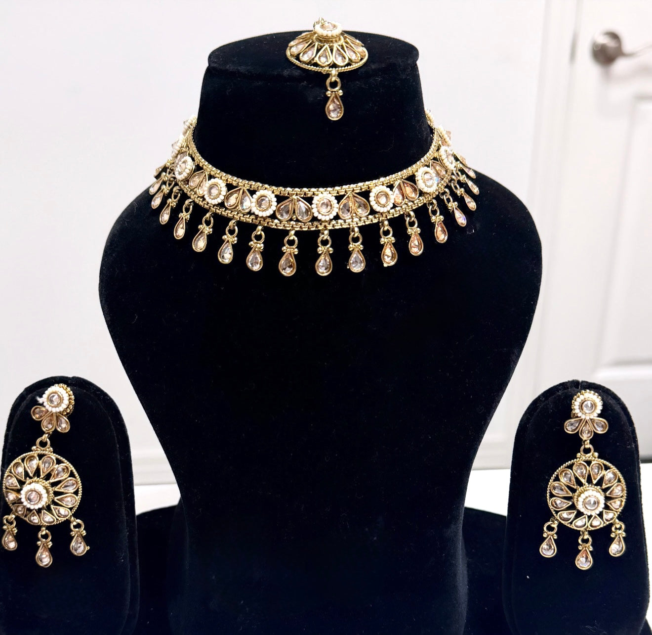 Kundan Style Choker Style Necklace Set