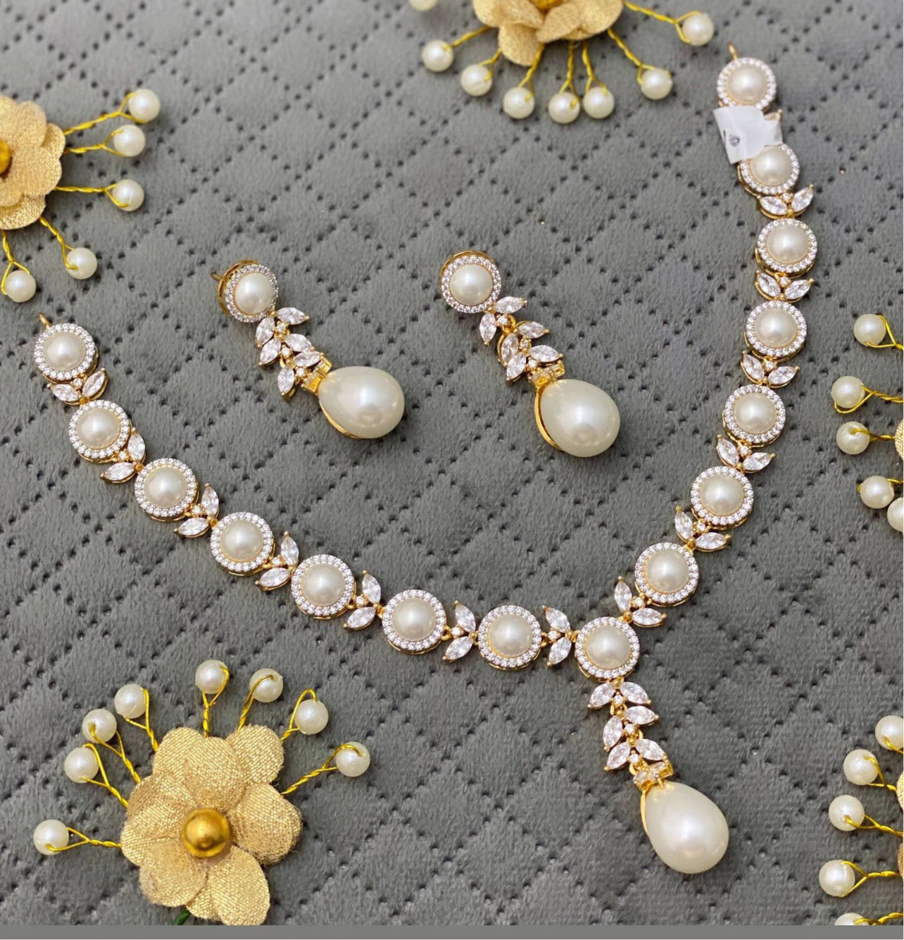 Lightweight Pearls Necklace Set