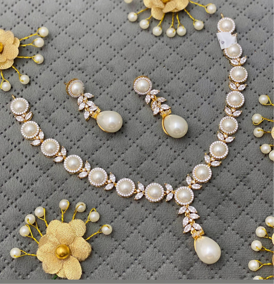 Lightweight Pearls Necklace Set
